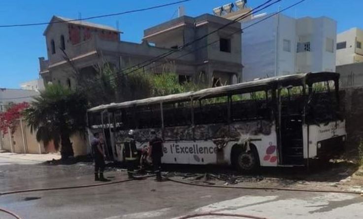 بنزرت/ حريق يأتي على حافلة لنقل التلاميذ بالكامل (صور)