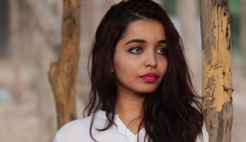 وتقيم شهر عسل/ فتاة تتزوج نفسها!!