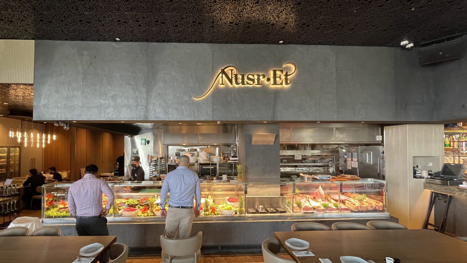 جهاز قطر للاستثمار يعتزم شراء حصة في الشركة المساهمة في سلسلة مطاعم شهيرة