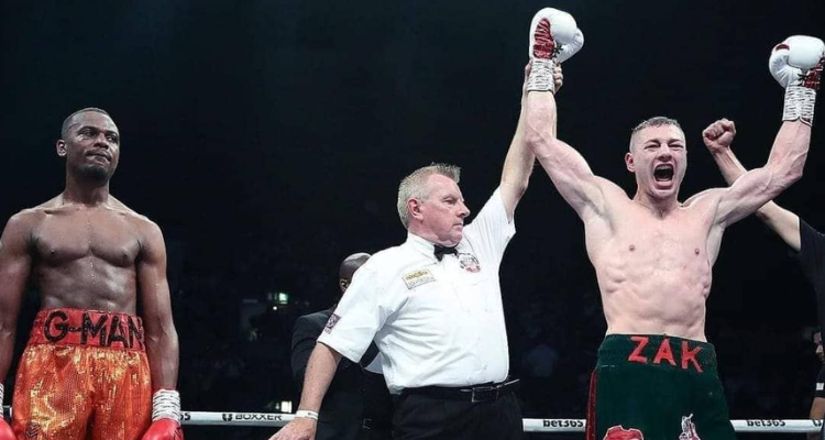 يرافقه علم تونس في زيّه/ تونسي يعتلي عرش الملاكمة في انقلترا