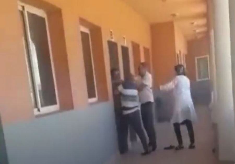 شاهد الفيديو/ ولي يعتدي على معلّم في القسم والأطفال يصيحون