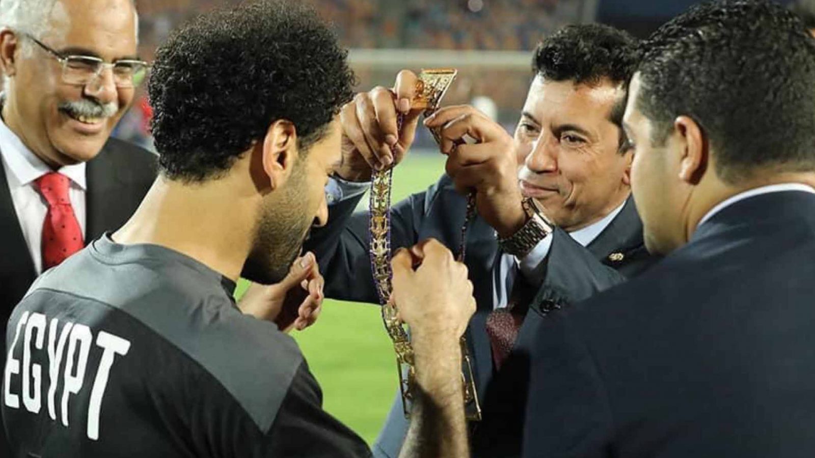 سخرية من تكريم محمد صلاح.. والسبب قلادة