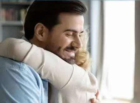 افترقا منذ 20 سنة/ شاب يكتشف أن أمه زميلته في العمل