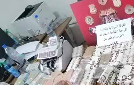 مداهمة منازل ومحلات بحي النصر والمنزه/ إيقاف 3 أشخاص وهذا المحجوز