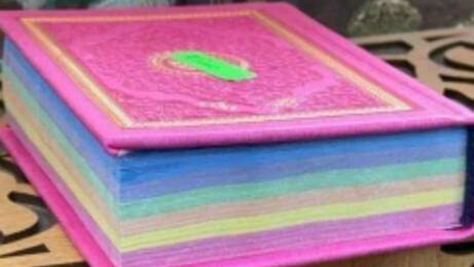 الجزائر/ مصادرة مصاحف تحمل ألوان علم المثليين!!