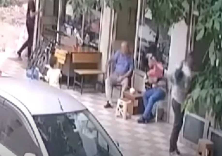 شاهد الفيديو/ طفل ينجو من الموت بأعجوبة