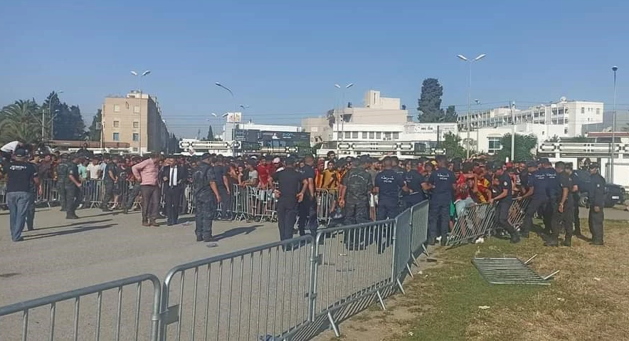 طوابير وفوضى في محيط ملعب المنزه لاقتناء تذاكر الدربي