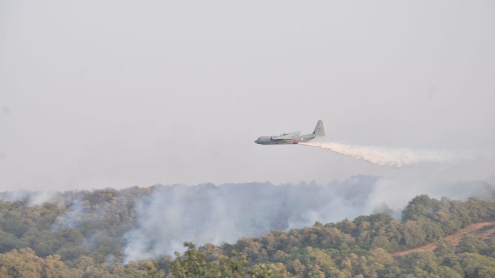 الشروع في تبريد جبل بوقرنين…وطائرات الجيش ترشّ هذه المادة