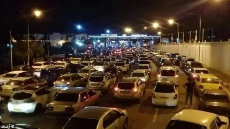 طوابير سيارات بالمعابر الحدودية بين تونس والجزائر/ حقيقة الصور المتداولة