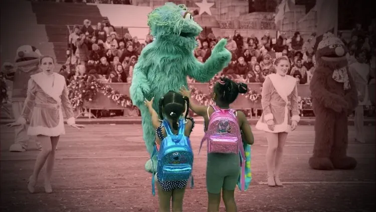 منتهى العنصرية/ موظف بمهرجان يرفض معانقة طفلتين سمراوتين (فيديو)