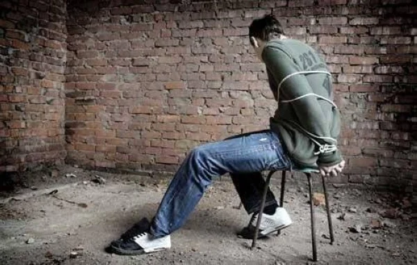 فتاة تخطف عشيقها وتصورّه عاريا.. السبب