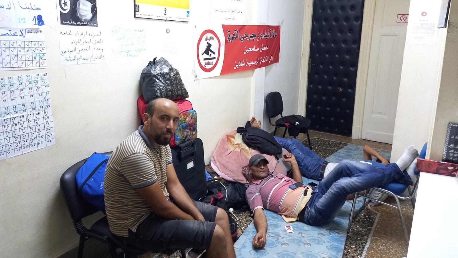 عائلات شهداء وجرحى الثورة يدخلون في اضراب جوع‎