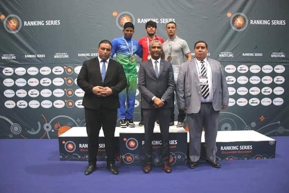 الواقع بالمقلوب/ المسؤولون في الصدارة ..والأبطال المكرّمون في الخلف