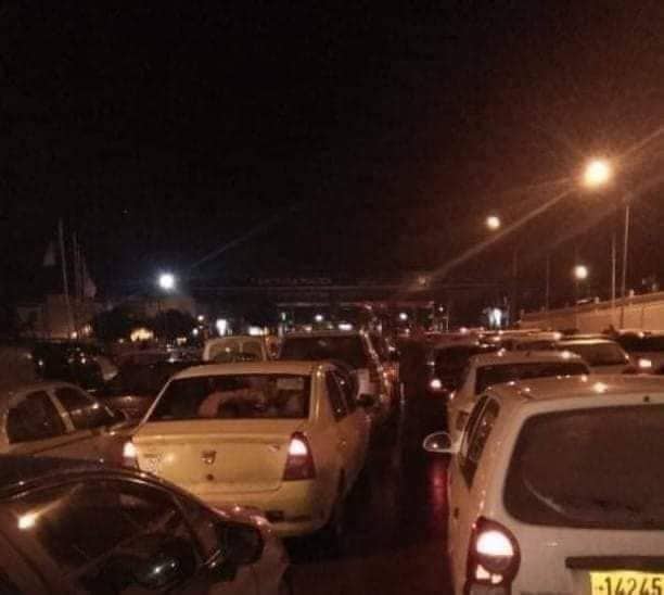 طوابير من السيارات الجزائرية عند فتح الحدود