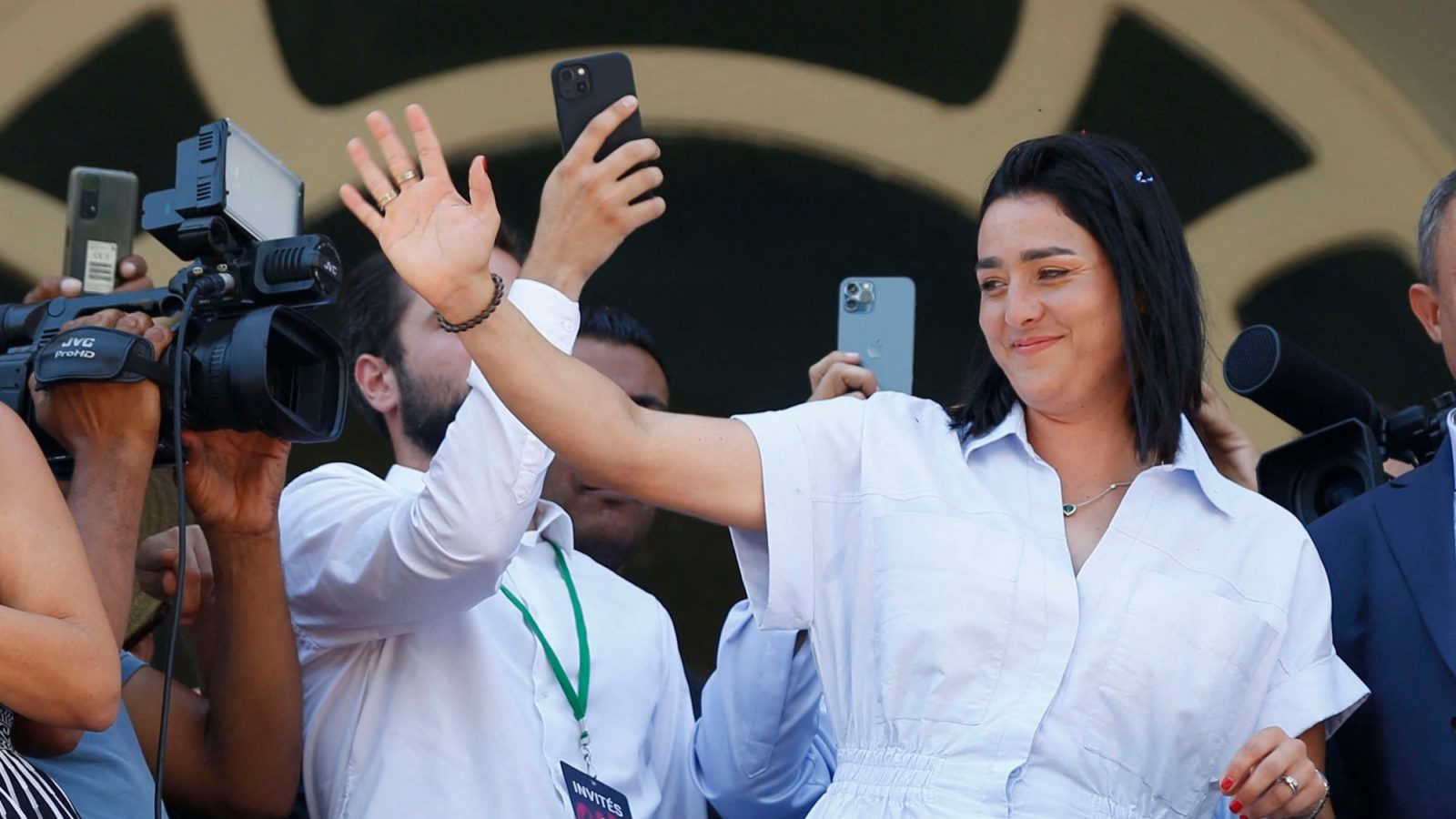 فيديو/ هكذا علّقت أنس جابر على لافتة كتب عليها “نعم”