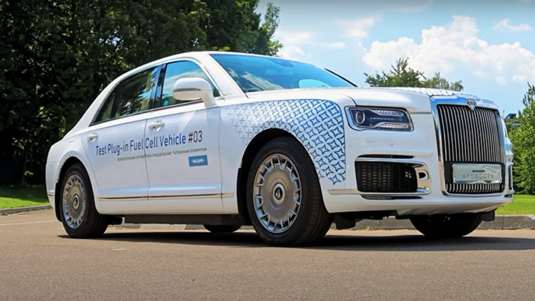 شاهد/ روسيا تكشف عن دراجة كهربائية وسيارة تعمل بوقود الهيدروجين