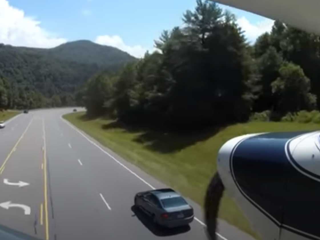 شاهد الفيديو/ هبوط طائرة على طريق سريع بسبب عطب مفاجئ