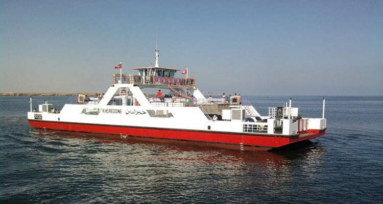 شاب يلقى بنفسه من بطاح جربة