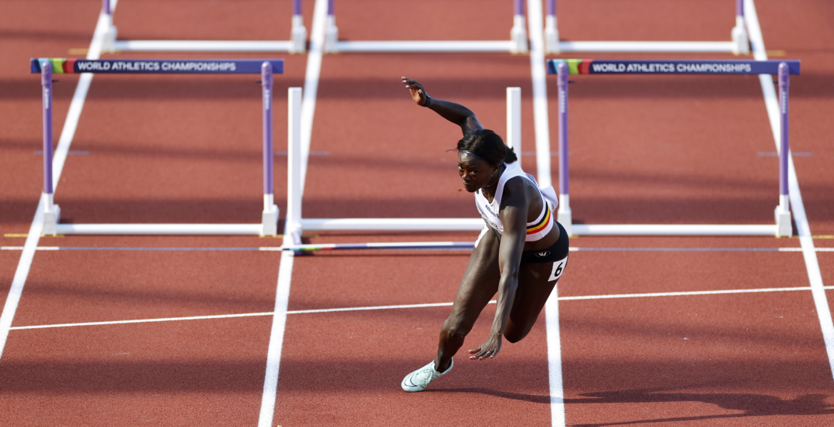 عداءة تشارك في سباق وحدها وتفشل في تحقيق الفوز عداءة تشارك في سباق وحدها وتفشل في تحقيق الفوز