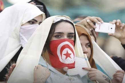 شاهد الفيديو/ عروس تدلي بصوتها في الاستفتاء