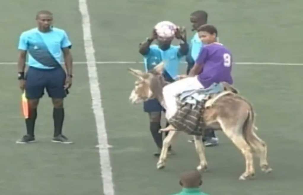 يحدث في أفريقيا/ حكم يتسلم كرة المباراة بطريقة “لا تصدق” (فيديو)