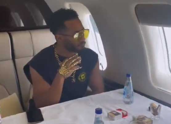 بكفّ ذهبي/ محمد رمضان يشعل مواقع التواصل (فيديو)