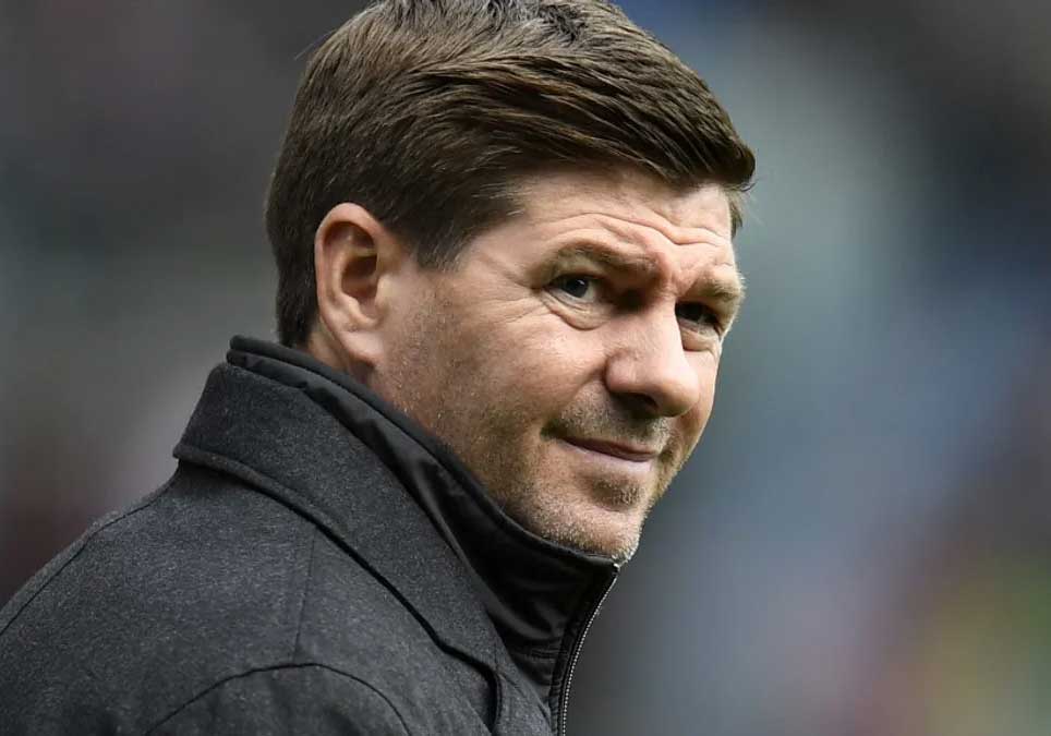 غرامة لمن يستحم حافيا..عقوبات غريبة من مدرب أستون فيلا على لاعبيه