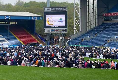 فريق إنكليزي يفتح ملعبه لأداء صلاة عيد الأضحى!