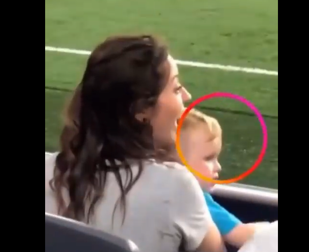 شاهد الفيديو/ حتى الرضّع يقتحمون الملاعب..!