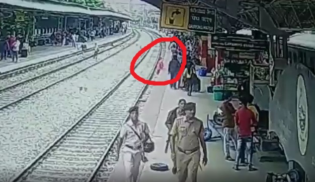 مشهد يحبس الأنفاس/ علق الرجُل على السكة.. ومرّ القطار..  (فيديو)