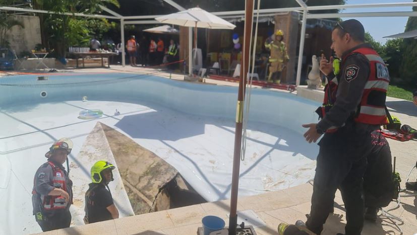 شاهد الفيديو/ كان يسبح فانشق المسبح وابتلعه!