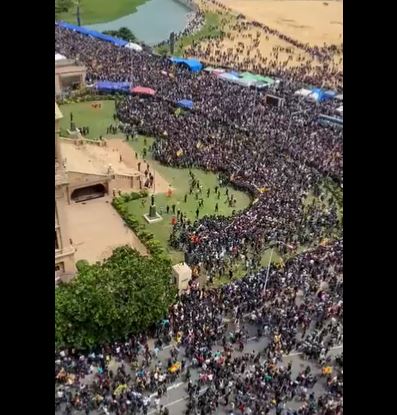 شاهد الفيديو/ المتظاهرون يقتحمون القصر الرئاسي في سريلانكا