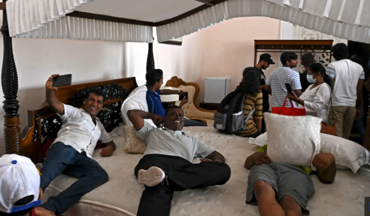 شاهد الفيديو/ متظاهرون على فراش رئيس سريلانكا بعد فراره من القصر