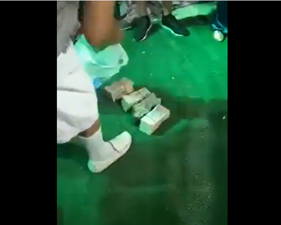 فيديو/ شاهدوا كم جمع هذا العريس من أموال في حفل زفافه  