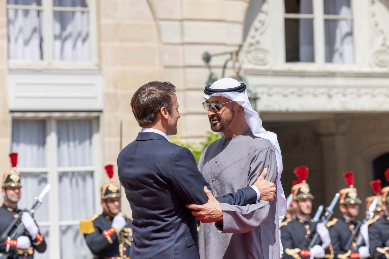 شاهد صورة لرئيس الامارات في زيارة لفرنسا عام 1975