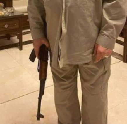 رئيس وزراء عربي سابق يثير الجدل (صورة)