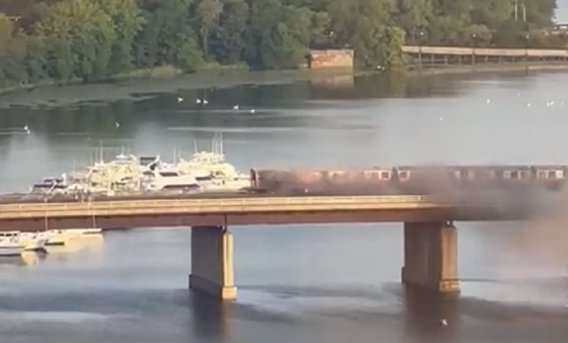 شاهد الفيديو/ اندلاع النيران في قطار فوق جسر