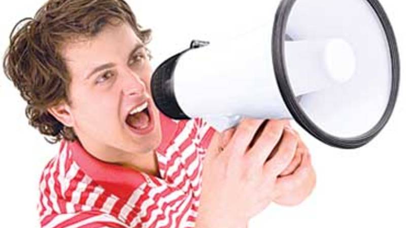 دولة عربية تفرض غرامة على من يرفع صوته في الأماكن العامة