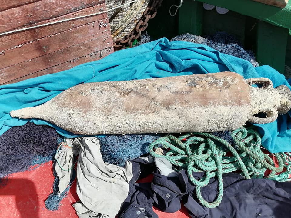 ضبط جرة أثرية على مركب (صور)