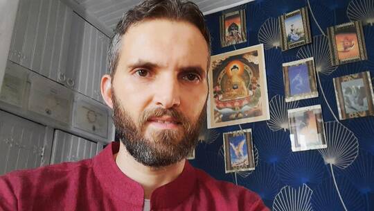 إمام جامع يجاهر بمثليته ويثير غضب المسلمين في هذا البلد