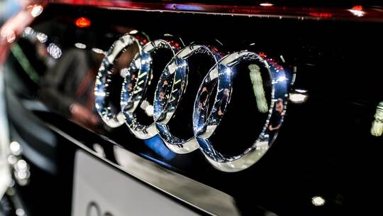 لمحبي القوة والفخامة/ شاهد السيارة الجديدة لأودي