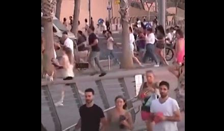 شاهد الفيديو/ فرار جماعي للاسرائيليين من شواطئ تل أبيب بعد إطلاق صافرات الانذار