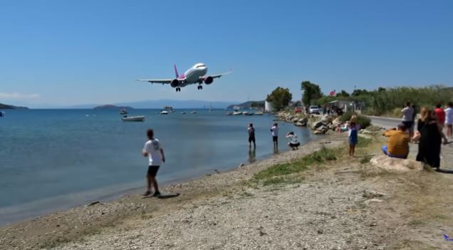 فيديو مرعب/ طائرة تمرّ على بعد أمتار فوق رؤوس المصطافين