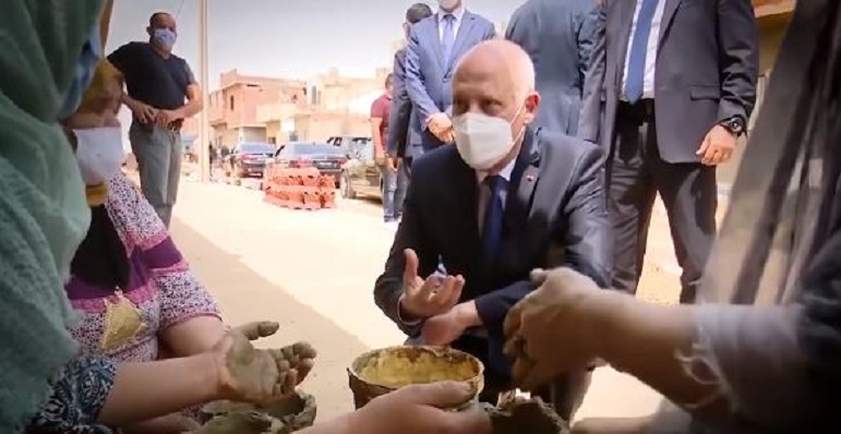 وعد بها منذ عام/ سعيّد يمنح محلات لحرفيات حي هلال بالعاصمة (فيديو)