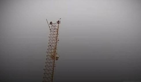 اصطحب معه طعاما وماء/ شاب يتسلق برج اتصالات شاهق ويرفض النزول