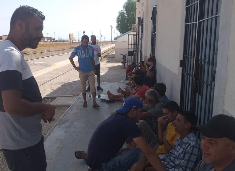 المكناسي/ المنتدبون في منجم الفسفاط يغلقون الخط الحديدي 13 ويهدّدون بالتصعيد