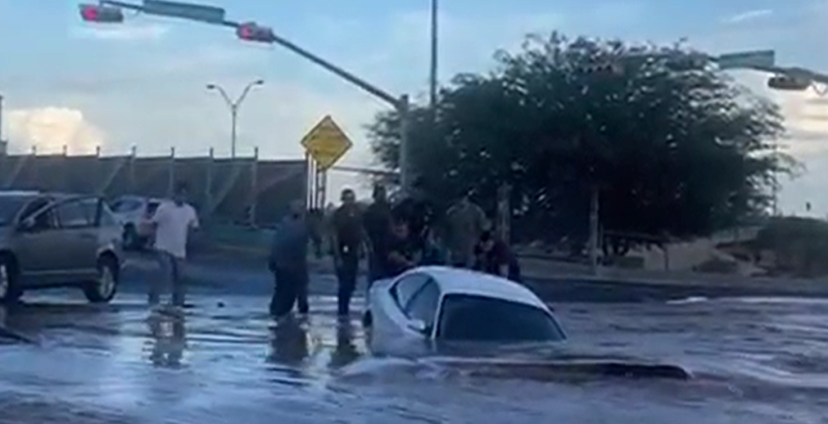 فيديو صادم/ بالوعة كبيرة تبتلع سيارة بداخلها امرأة