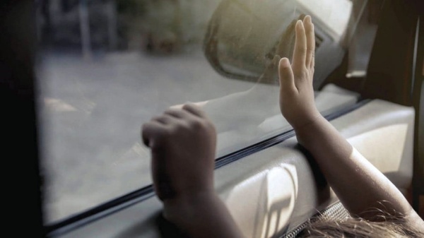 وفاة طفل اختناقا بعدما نسيه والده داخل سيارة