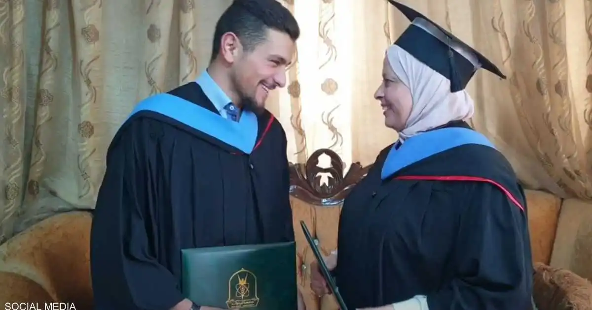 أم وابنها يتخرّجان من نفس الجامعة وفي يوم واحد