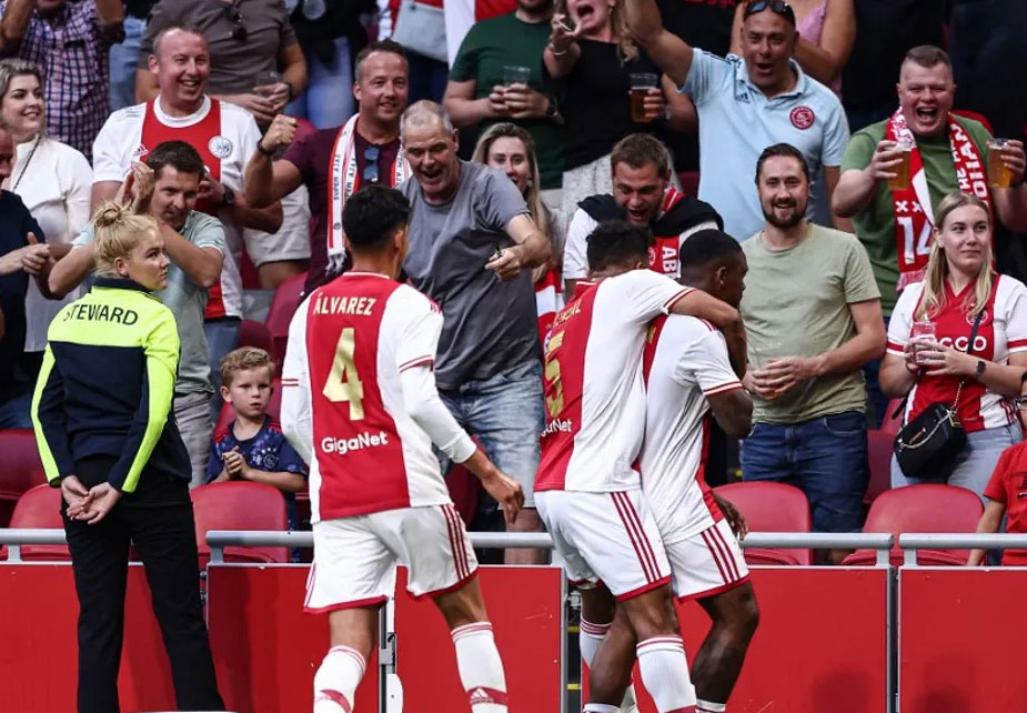 أجاكس يحظر على المشجعين الحصول على قمصان لاعبيهم.. التفاصيل أجاكس يحظر على المشجعين الحصول على قمصان لاعبيهم.. التفاصيل